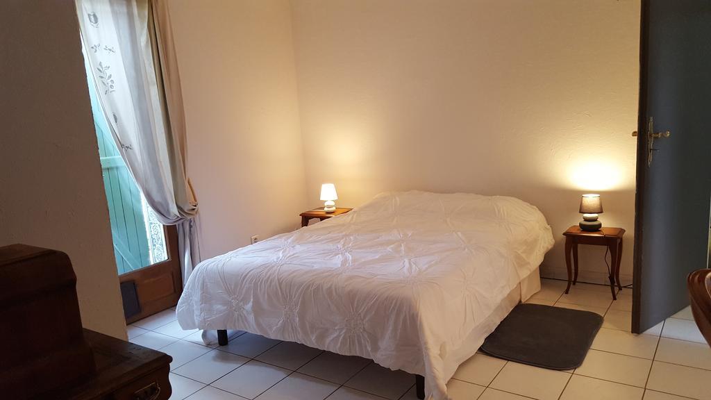 Aux Oliviers Hotel Омс Екстериор снимка