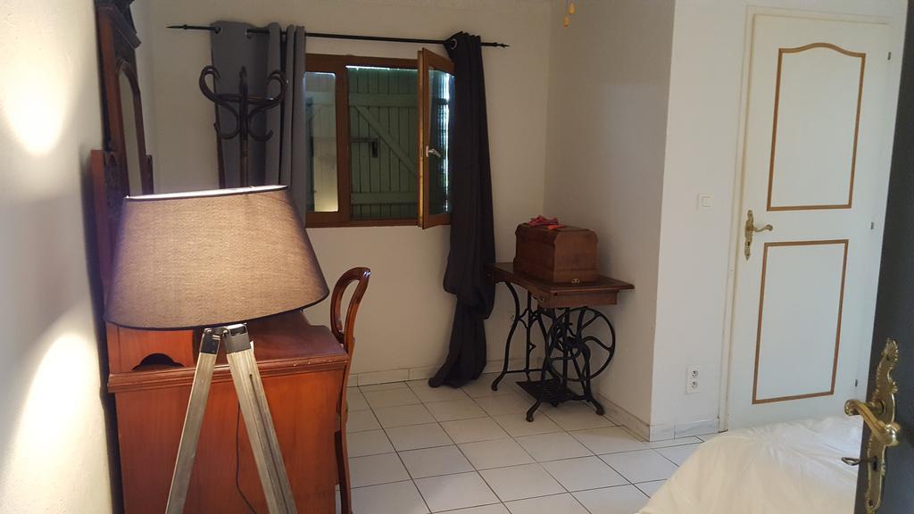 Aux Oliviers Hotel Омс Екстериор снимка