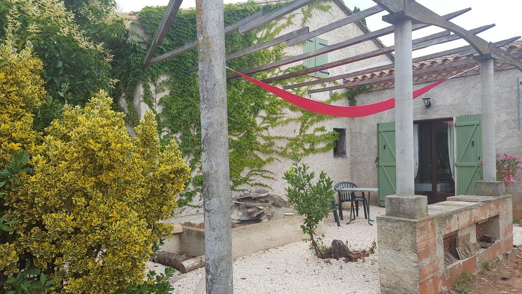 Aux Oliviers Hotel Омс Екстериор снимка