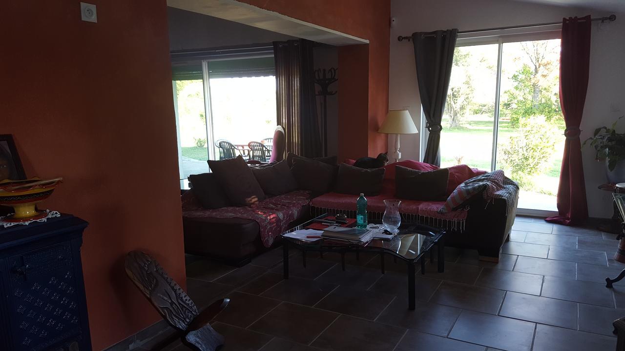 Aux Oliviers Hotel Омс Екстериор снимка