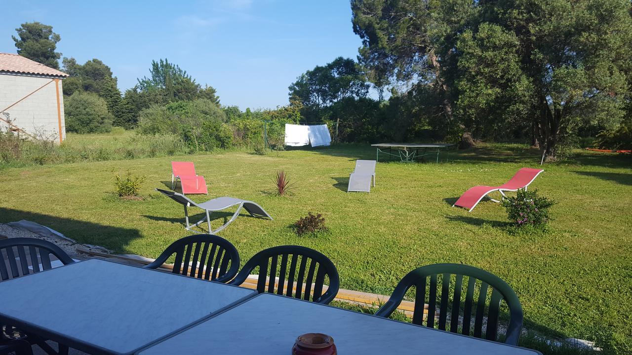 Aux Oliviers Hotel Омс Екстериор снимка