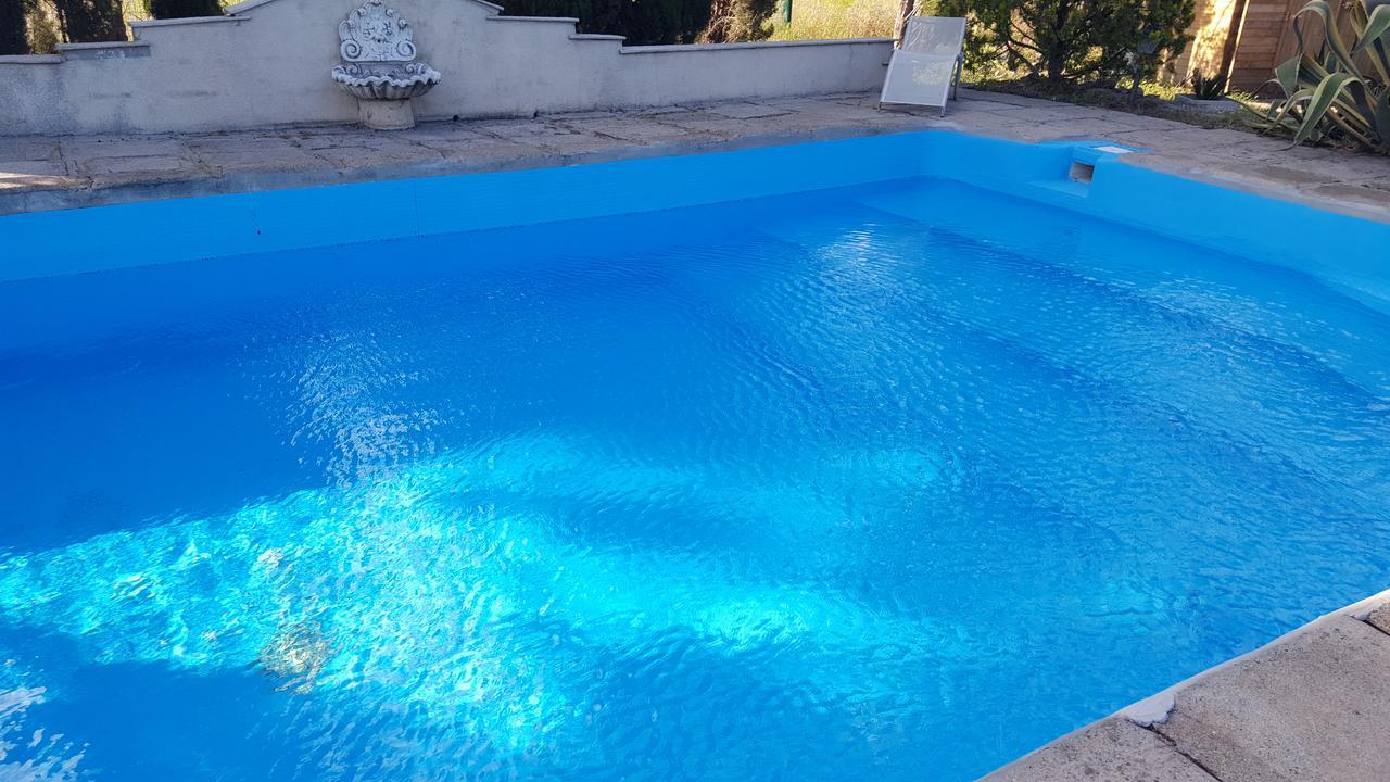 Aux Oliviers Hotel Омс Екстериор снимка